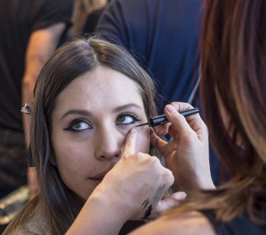 sahne arkasında modeli hazırlar