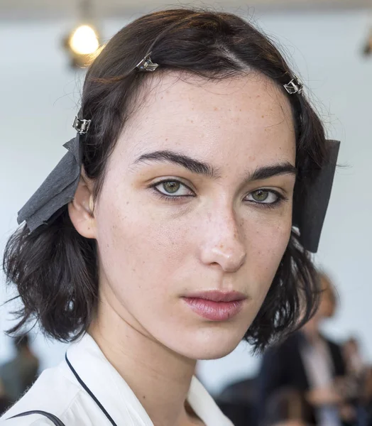 sahne arkasında modeli hazırlar