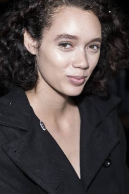 sahne arkasında modeli hazırlar