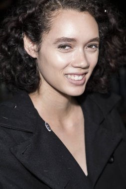 sahne arkasında modeli hazırlar