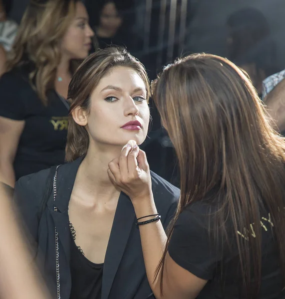 sahne arkasında modeli hazırlar