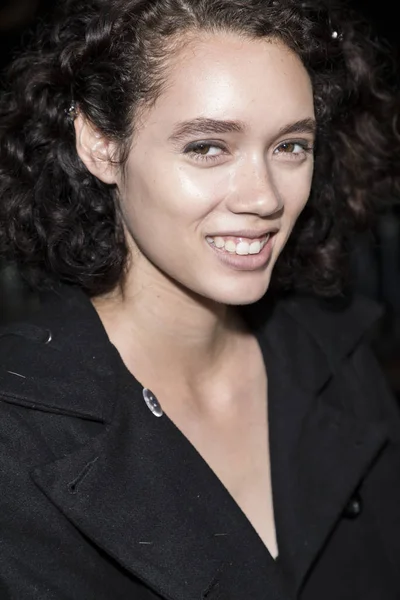 sahne arkasında modeli hazırlar