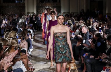 Pist modelleri yürümek