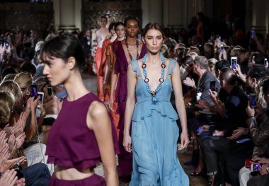 Pist modelleri yürümek