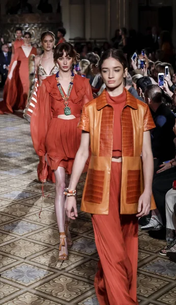 Pist modelleri yürümek