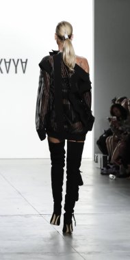  Çağla Sikel pist yürür