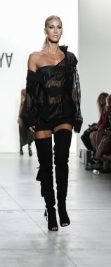  Çağla Sikel pist yürür