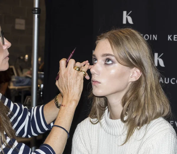 sahne arkasında modeli hazırlar