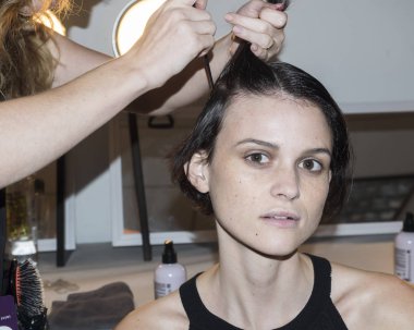 sahne arkasında modeli hazırlar