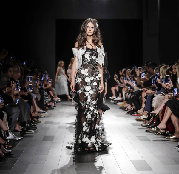 Pist modelleri yürümek