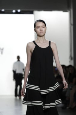 Modeli pist yürür 