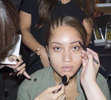 sahne arkasında modeli hazırlar