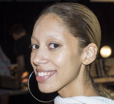 sahne arkasında modeli hazırlar