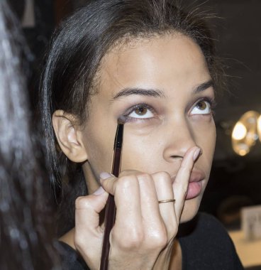 sahne arkasında modeli hazırlar