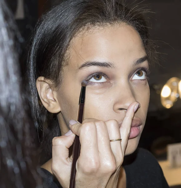 sahne arkasında modeli hazırlar