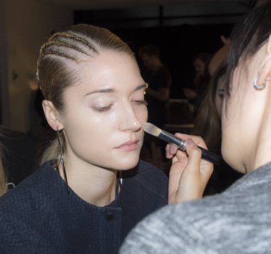 sahne arkasında modeli hazırlar