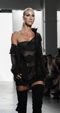  Çağla Sikel pist yürür