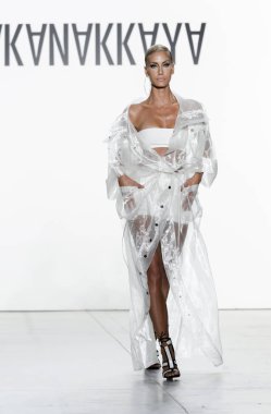  Çağla Sikel pist yürür