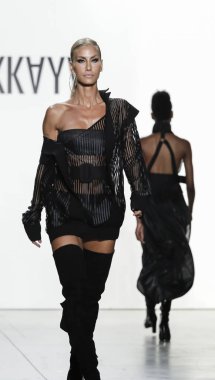  Çağla Sikel pist yürür