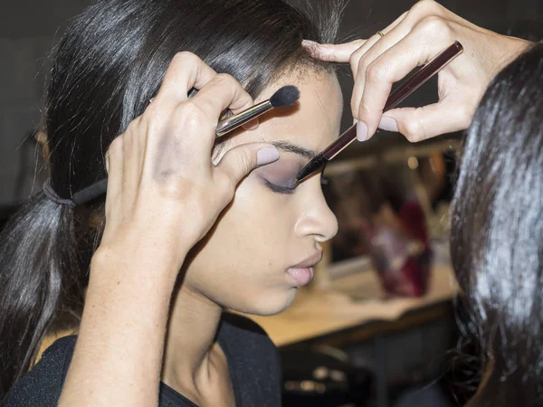 sahne arkasında modeli hazırlar