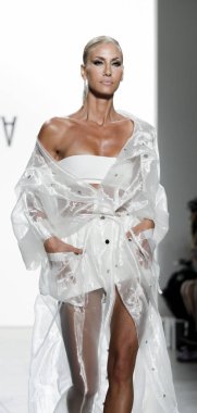  Çağla Sikel pist yürür