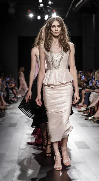 Pist modelleri yürümek