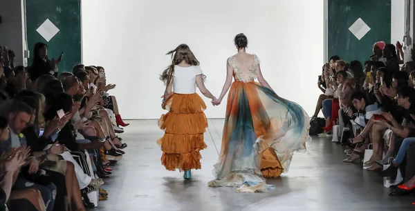 Leanne Marshall pist yürür