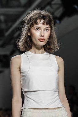 Modeli pist yürür 