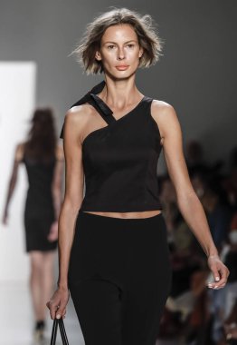 Modeli pist yürür 