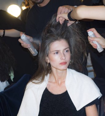 sahne arkasında modeli hazırlar