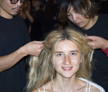 sahne arkasında modeli hazırlar