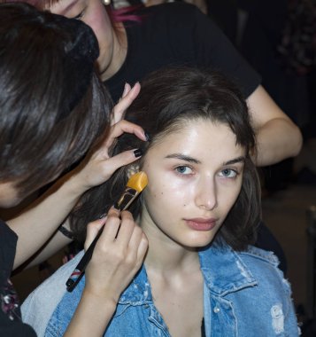 sahne arkasında modeli hazırlar