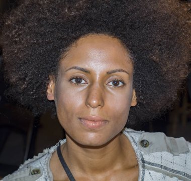 sahne arkasında modeli hazırlar