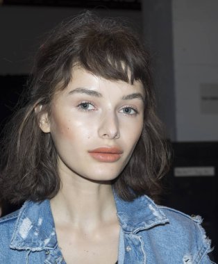 sahne arkasında modeli hazırlar