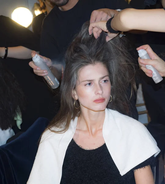 sahne arkasında modeli hazırlar