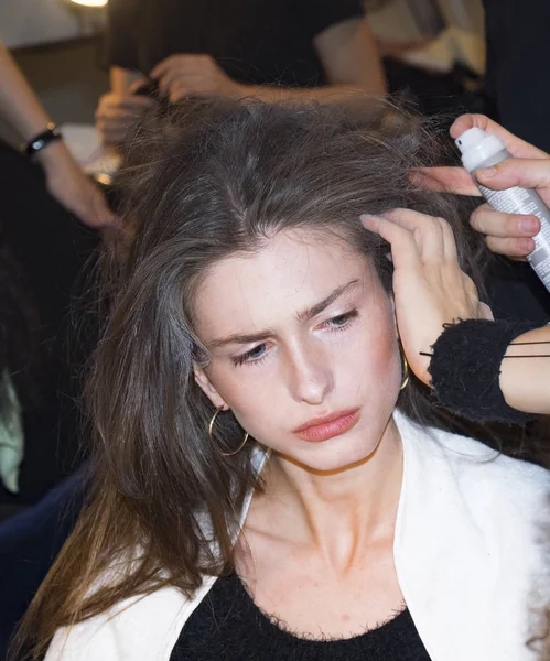 sahne arkasında modeli hazırlar