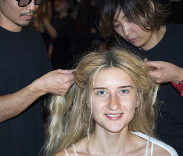 sahne arkasında modeli hazırlar