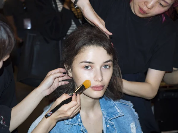 sahne arkasında modeli hazırlar