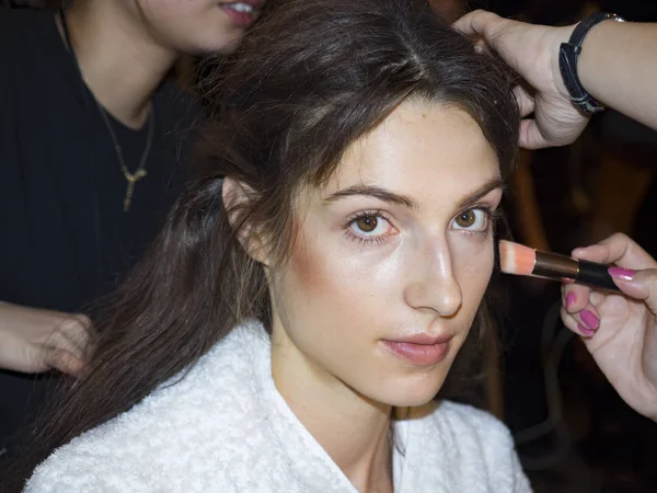 sahne arkasında modeli hazırlar