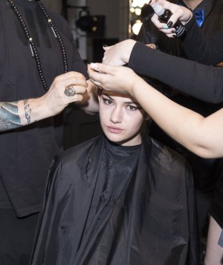 sahne arkasında modeli hazırlar 