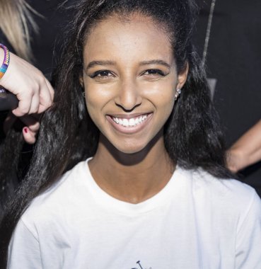 sahne arkasında modeli hazırlar 