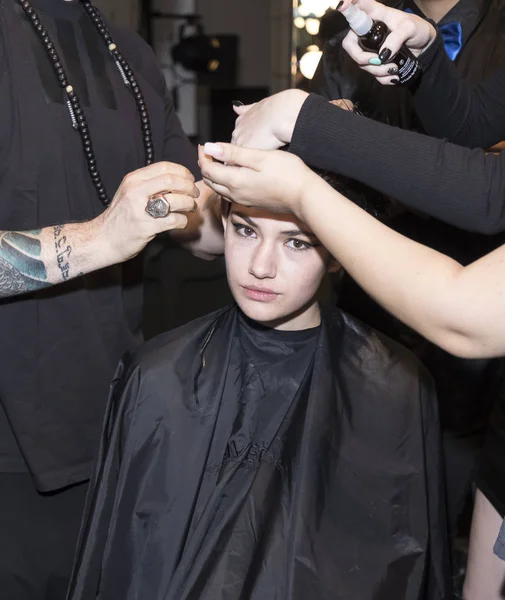 sahne arkasında modeli hazırlar 