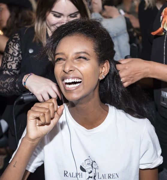 sahne arkasında modeli hazırlar 