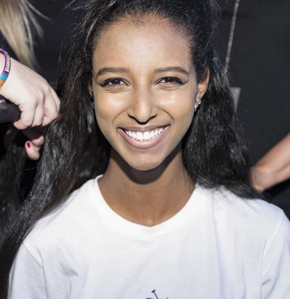 sahne arkasında modeli hazırlar 