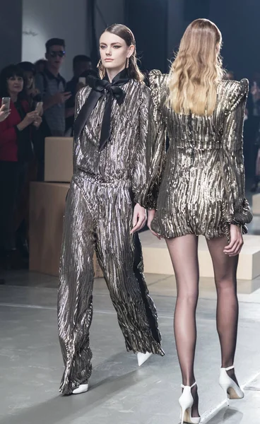 Pist modelleri yürümek