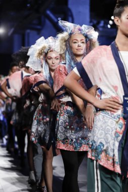 Pist modelleri yürümek