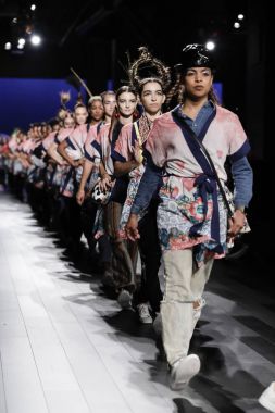 Pist modelleri yürümek