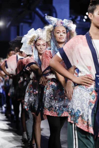 Pist modelleri yürümek