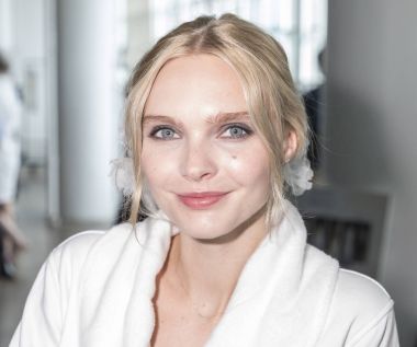 sahne arkasında modeli hazırlar