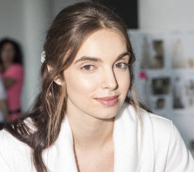 sahne arkasında modeli hazırlar